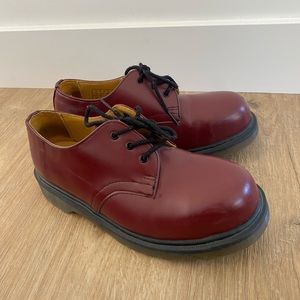 Dr. Martens 3-eyed leather lace -ups in maroon. Size 37.
